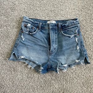 Abercrombie high rise mom short 2.5 inseam. Great condition.